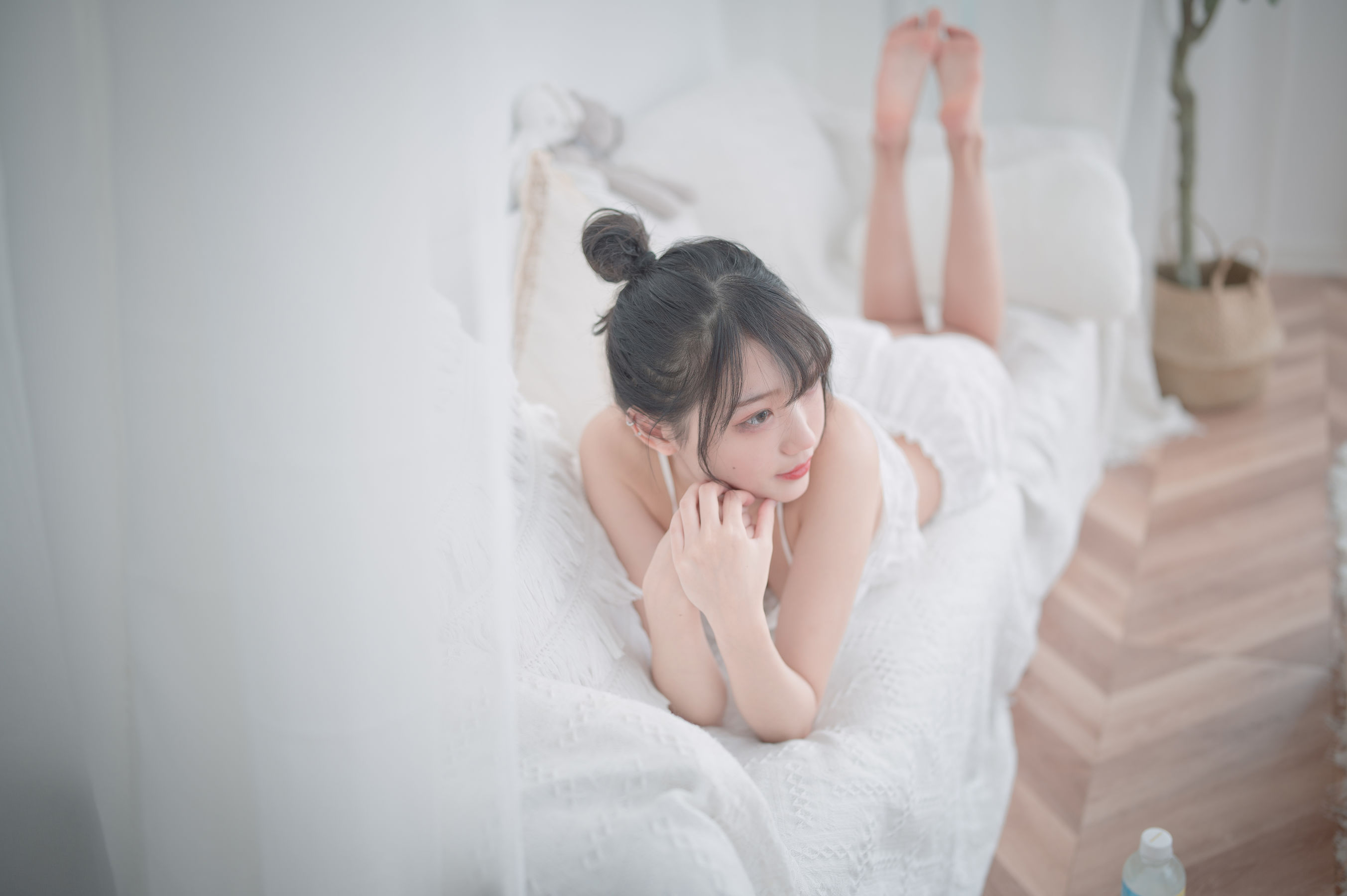 [COS福利] 周叽是可爱兔兔 – 白色睡衣 写真套图